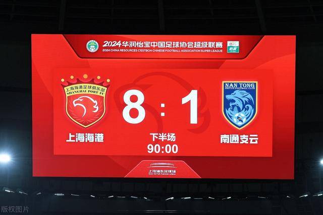 皇马在人数劣势下与马竞交锋，库尔图瓦无奈拯救